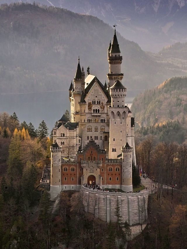 Read more about the article Unveiling the World’s Most Beautiful Castles