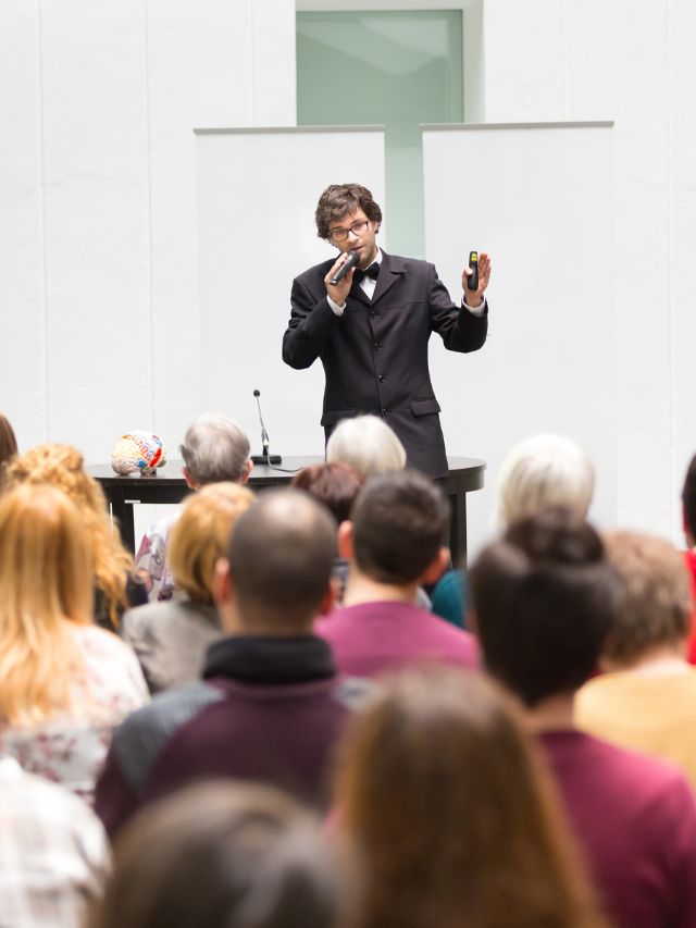 Read more about the article 8 Key Qualities of a Great Public Speaker