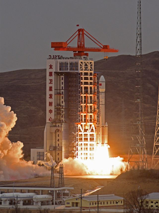 Read more about the article Chinese Rocket Disintegrates in Spectacular Fiery Re-Entry Over Earth